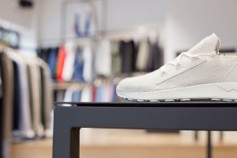 asphaltgold Shop in Darmstadt Innenarchitektur und Design Detail Möbel aus Stahlprofilen pulverbeschichtet mit Schattenfuge