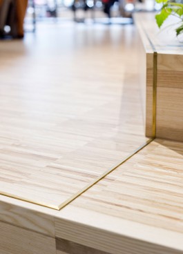 asphaltgold Shop in Darmstadt Innenarchitektur und Design Holzstufen mit eingelassener Messingleiste