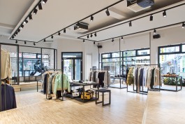 asphaltgold Shop in Darmstadt Innenarchitektur und Design Holzstufen mit Warenpräsentation in Form von Stahlmöbeln pulverbeschichtet