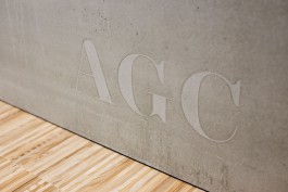 asphaltgold Shop in Darmstadt Innenarchitektur und Design Theke mit eingelassenem Logo im Beton