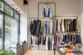 asphaltgold Shop in Darmstadt Innenarchitektur und Design Kleiderständer aus Stahlprofilen pulverbeschichtet mit Messingauflage