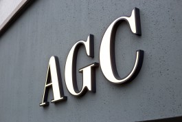 asphaltgold Shop in Darmstadt Innenarchitektur und Design Leuchtbuchstaben an der Fassade