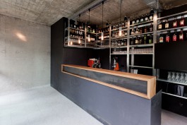 Innenarchitektur Bardesign Tresen mit Holzteil Regale Beleuchtung Beton 