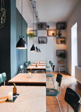 Innenarchitektur Restaurant Metallkörbe Leuchten Schulstühle Holz