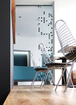 Innenarchitektur Office Podest Eames Stühle Glasschiebetüren 