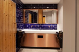 Innenarchitektur WC Waschtisch Corian Altholz Metrofliesen Kupfer 