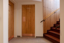 Innenarchitektur WC Altholz Wandverkleidung Türen Kupfer 