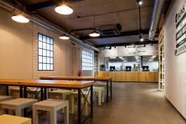 Innenarchitektur Restaurant Industriefenster Fliesen Theke 