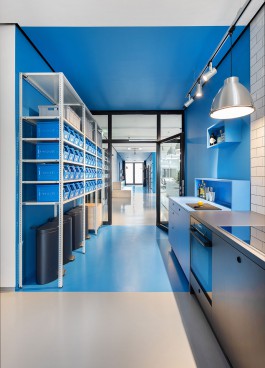 Innenarchitektur Office blauer Tunnel Übergang zur Lounge Lagerregale 