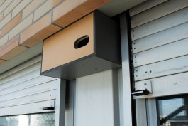 Produktdesign Vogelkasten Nachaufnahme am Gebäude 