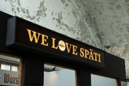 Innenarchitektur Messestand Schild beleuchte MDF Logo 