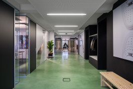 Innenarchitektur Office Asphaltgold Darmstadt - offener, heller Flurbereich mit Sitzbank, Garderobe und Pflanzen 