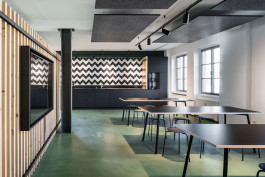 Innenarchitektur Office Asphaltgold Darmstadt - großzügiger Gemeinschaftsbereich mit Holzlamellenwand und TV 