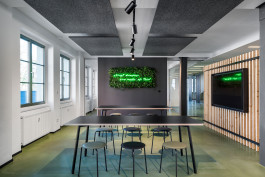 Innenarchitektur Office Asphaltgold Darmstadt - großzügiger Lunchbereich mit modernem Neonschild und Akustiksegeln 