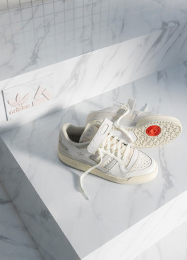 Asphaltgold Adidas Set-Design Innenarchitektur Design Adidas Forum Schuh Marmor Sitztreppe und Logos 