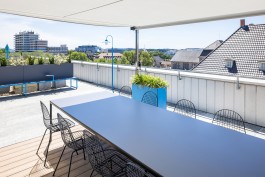 Innenarchitektur Outdoor Office Darmstadt - langer Outdoor-Meetingtisch auf Holzpodest mit Sonnensegel 