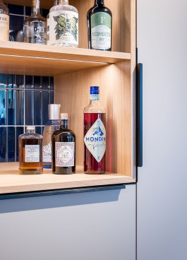 Innenarchitektur Wohnung - Detail auf Hausbar, beleuchtetes Nischenregal aus Golz für Getränke 