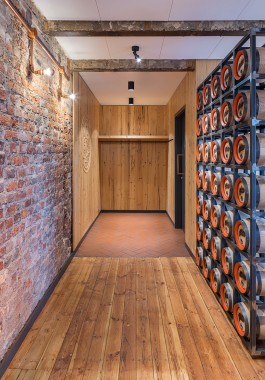 Innenarchitektur Design Brauerei Grohe Altholz Backsteinwand Kupferleuchte Eiche Fässer 