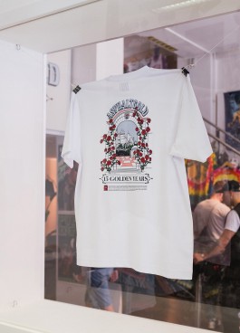 Asphaltgold Pop-Up Frankfurt Innenarchitektur Design Vitrine mit T-Shirt aufgehängt 