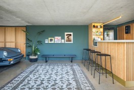 Innenarchitektur Design Espressobar mit Holzlatten Verkleidung Barhockern und grüner Wand 