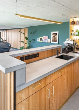 Innenarchitektur Design Espressobar Tresen aus Holz und Beton Messing und Barregal 