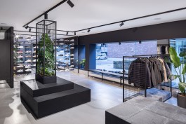Bonkers Shop Frankfurt Innenarchitektur Design clothing store Sitzbank Kleiderstange Spiegelwand Pflanzen urban look Beton schwarz