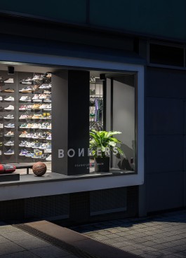 Bonkers Shop Frankfurt Innenarchitektur Design Fassade Schaufenster Schuhwand Pflanzen Basketball und Logo