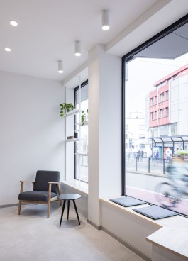 Innenarchitektur Zahnarztpraxis Darmstadt - Blick von Wartebereich aus offenem Schaufenster 