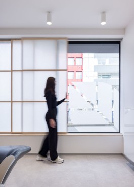 Innenarchitektur Zahnarztpraxis Darmstadt - Shoji-Schiebeelement als Sichtschutz im Behandlungszimmer 