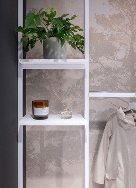 Innenarchitektur Zahnarztpraxis Darmstadt - minimalistische Garderobe vor Motivtapete 