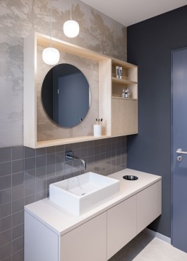 Innenarchitektur Zahnarztpraxis Darmstadt - moderner Waschtisch aus Ahornholz mit Spiegel auf Motivtapete 