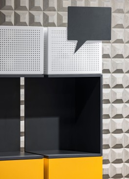 Messestand Hochschule Darmstadt Innenarchitektur Design - Detailblick auf Materialität vor Betonwand 