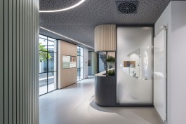 Innenarchitektur Zahnarztpraxis Darmstadt - Blick von Eingang aus, foliertes Glaselement und Anmeldung 