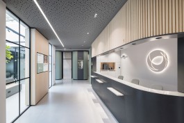 Innenarchitektur Zahnarztpraxis Darmstadt - Blick durch Flur, mit Anmeldung und Atrium 