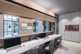 Innenarchitektur Zahnarztpraxis Darmstadt - Blick hinter Anmeldung, Backoffice mit Arbeiteplätzen 