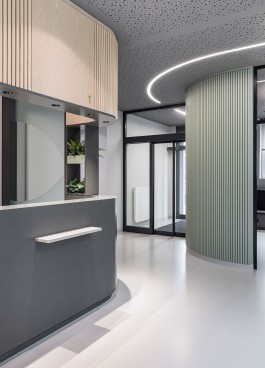 Innenarchitektur Zahnarztpraxis Darmstadt - Blick auf Anmeldung und runde Lattenwand 