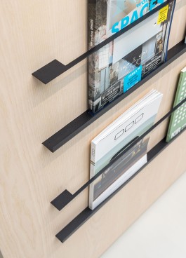 Innenarchitektur Zahnarztpraxis Darmstadt - Möbeldesign helle Holzverkleidung mit Magazinhaltern aus Stahlblech 