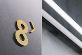 Innenarchitektur Zahnarztpraxis Darmstadt - Detail Messingbeschriftung Wegeleitsystem 