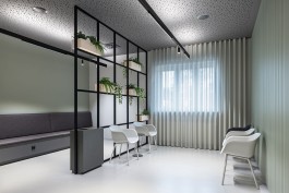 Innenarchitektur Zahnarztpraxis Darmstadt - Wartezimmer mit Sitzbank, Stühlen und grünen Akzenten 