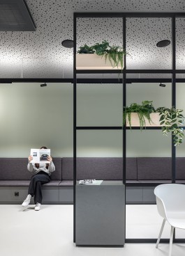 Innenarchitektur Zahnarztpraxis Darmstadt - Wartezimmer mit gepolsterter Sitzbank in anthrazit und Pflanzen 