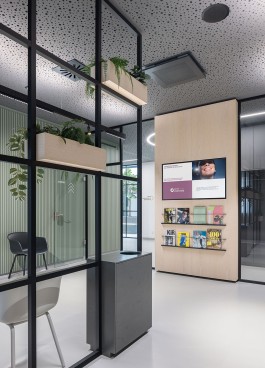 Innenarchitektur Zahnarztpraxis Darmstadt - Wartezimmer mit Pflanzenmöbel und Wandverkleidung mit TV 
