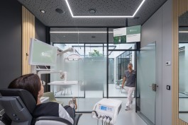 Innenarchitektur Zahnarztpraxis Darmstadt - Behandlungszimmer mit modernem Look und Glastrennwand 