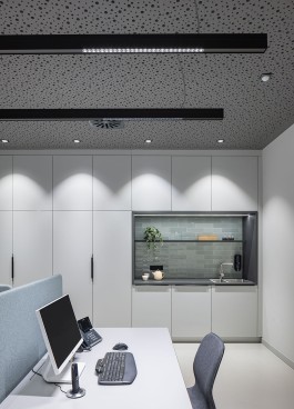 Innenarchitektur Zahnarztpraxis Darmstadt - Arbeitsplatz mit Teeküche mit beleuchteter Nische 