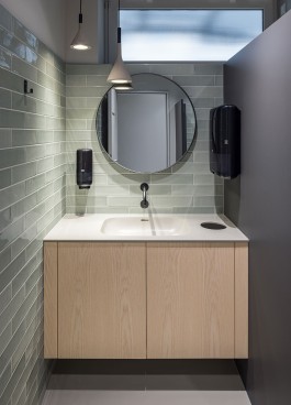 Innenarchitektur Zahnarztpraxis Darmstadt - moderner Waschtisch Möbeldesign, mit grüner Wandfliese und Spiegel 