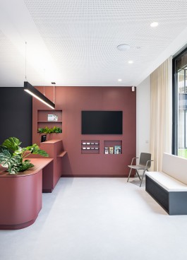 Sanitätshaus Behrmann Darmstadt Innenarchitektur Design Anmeldung Empfang Theke mit Pflanzen barrierefrei Sitzbank gepolstert TV Wand mit Flyerpräsentation 