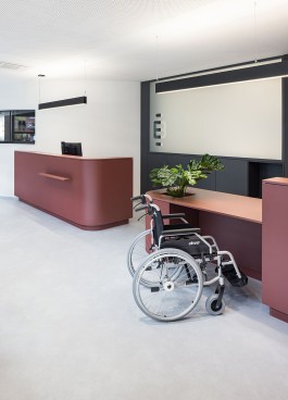 Sanitätshaus Behrmann Darmstadt Innenarchitektur Design Anmeldung Empfang Theke mit Pflanzen barrierefrei Glastrennwand mit Logo 