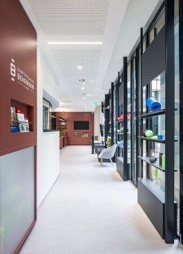 Sanitätshaus Behrmann Darmstadt Innenarchitektur Design Warenpräsentation Schaufenster Möbelbau rot und anthrazit 