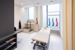 Sanitätshaus Behrmann Darmstadt Innenarchitektur Design Kabine Strumpfbein Behandlungsliege Podest mit gepolsterter Sitzbank 