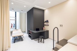 Sanitätshaus Behrmann Darmstadt Innenarchitektur Design Kabine mit Schreibtisch und Liege individueller Möbelbau Strumpfpräsentation 