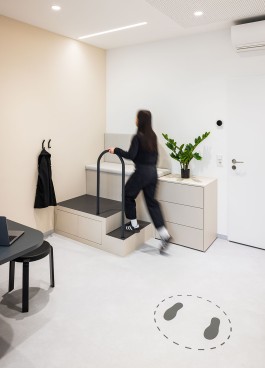 Sanitätshaus Behrmann Darmstadt Innenarchitektur Design Podest individueller Möbelbau Körperscan beige 